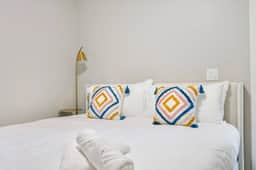 2B2B Getaway | Pool, Comfy Beds & Free Parking - Image 2