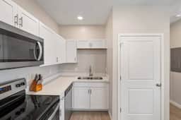 Bright & Cozy 1B1B|Free Parking, Pool & Gym - Image 5