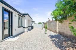 Modern 2BR/3 Beds Poolside Comfort in Glendale - Image 4