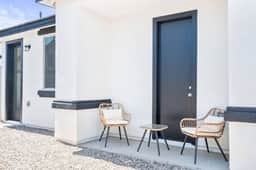 Poolside 2B2B | Comfy Beds & Free Parking - Image 4