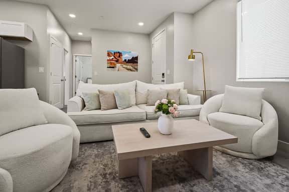 Modern 2BR/3 Beds Poolside Comfort in Glendale - Image 1