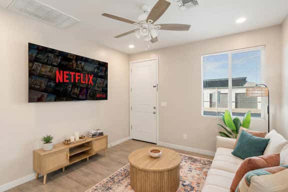 Bright & Cozy 1B1B|Free Parking, Pool & Gym - Image 1