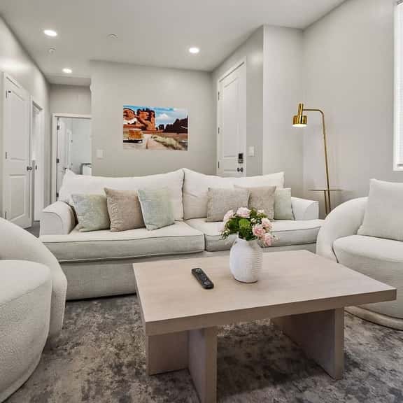 Modern 2BR/3 Beds Poolside Comfort in Glendale - Image 1