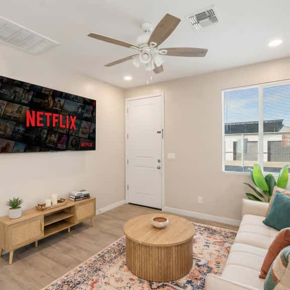Bright & Cozy 1B1B|Free Parking, Pool & Gym - Image 1