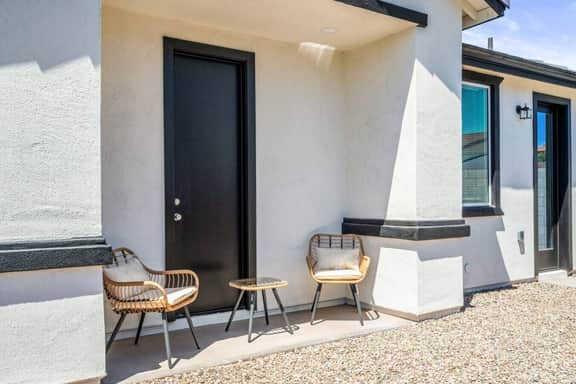 2B2B Getaway | Pool, Comfy Beds & Free Parking - Image 5