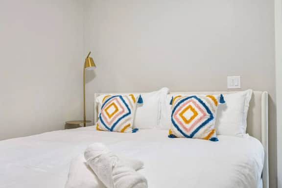 2B2B Getaway | Pool, Comfy Beds & Free Parking - Image 2