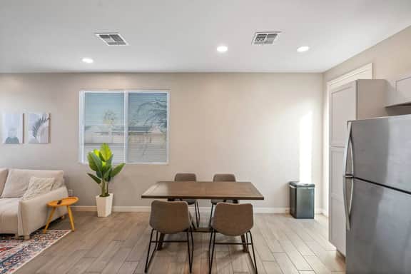 Bright & Cozy 1B1B|Free Parking, Pool & Gym - Image 3