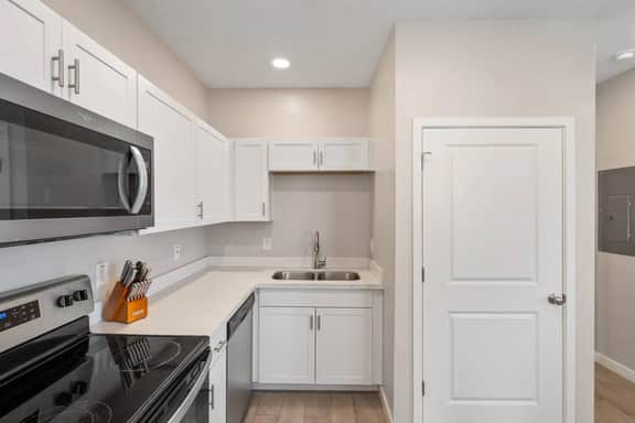 Bright & Cozy 1B1B|Free Parking, Pool & Gym - Image 5
