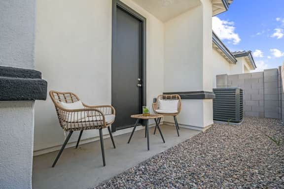 Modern 2BR/3 Beds Poolside Comfort in Glendale - Image 5