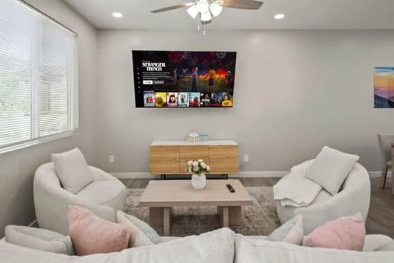 Modern 2BR/3 Beds Poolside Comfort in Glendale - Image 2