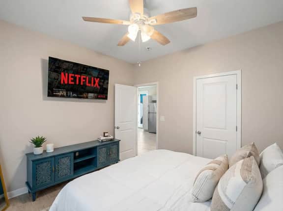 Bright & Cozy 1B1B|Free Parking, Pool & Gym - Image 2