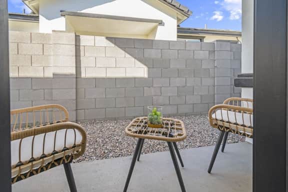 Modern 2BR/3 Beds Poolside Comfort in Glendale - Image 3