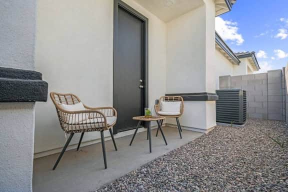 Poolside 2B2B | Comfy Beds & Free Parking - Image 3