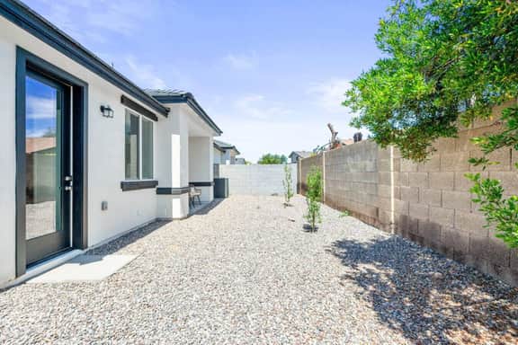 2B2B Paradise Pool Apartment | & Park Free - Image 4