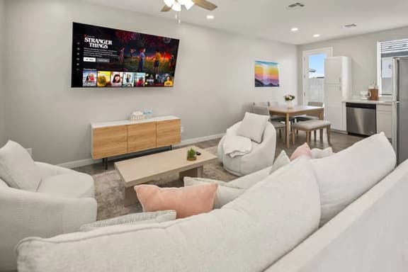 2B2B Getaway | Pool, Comfy Beds & Free Parking - Image 1