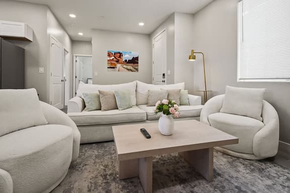 Modern 2BR/3 Beds Poolside Comfort in Glendale - Image 1