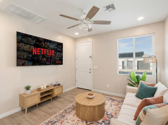 Bright & Cozy 1B1B|Free Parking, Pool & Gym - Image 1